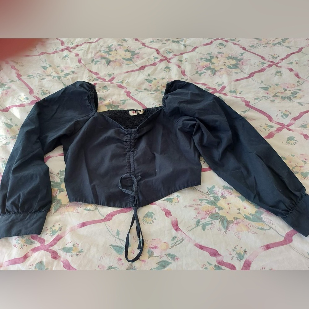 Levi’s black long sleeve cropped blouse